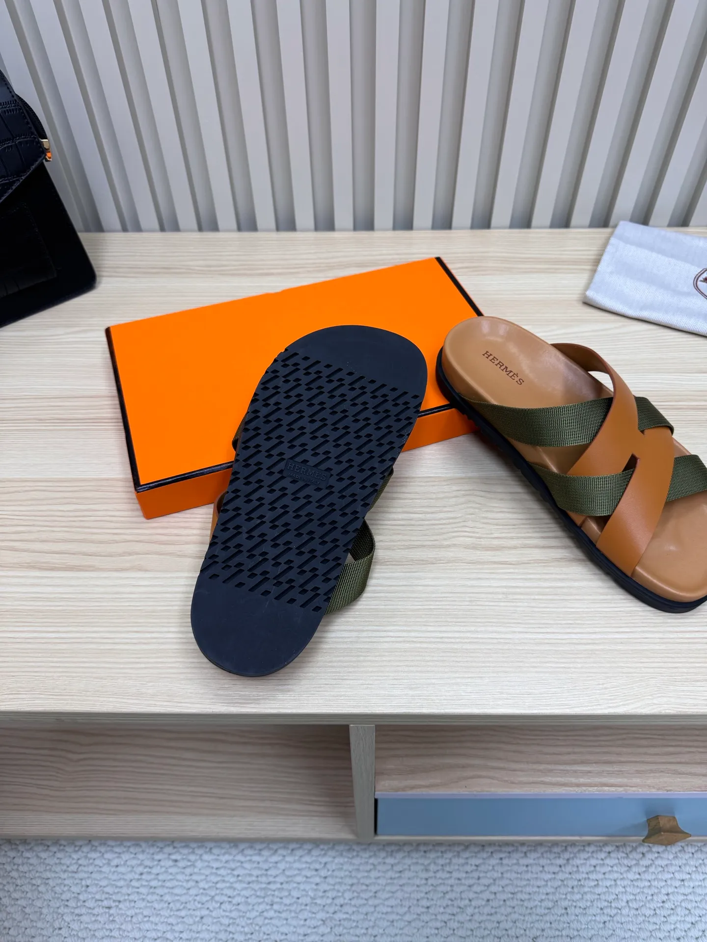 👟👟Ex-factory price 502👟👟 (Top version) Hermes 🐎The extremely popular couple's second uncle slippers/the latest snake print sandals and slippers, paired with various colorful socks, so trendy!  ———————— Upper: imported cowhide/sheep leather/cloth/palmprint leather lining: imported cowhide/sheepskin outsole: Tpu non-slip and wear-resistant outsole Female size: 35-42 (40.41.42 non-returnable and non-exchangeable) Male code: 39-45 (45 non-returnable and non-exchangeable)